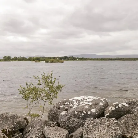 بيت للعطل Lough Mask Road Fishing